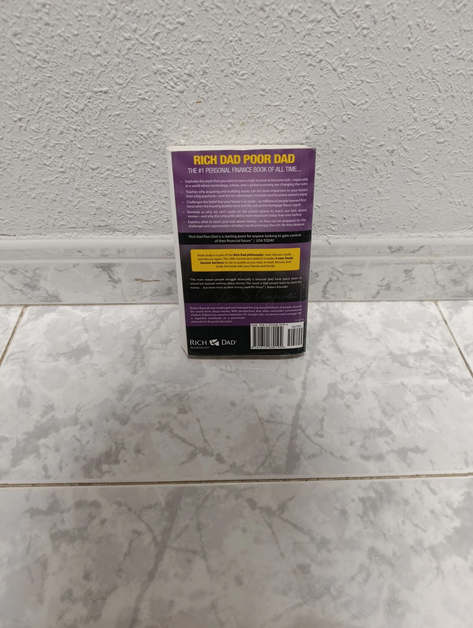 | Pai Rico Pai Pobre | Robert Kiyosaki | Edição do 20º Aniversário | Livro Finanças Pessoais | Inglês | Em perfeito estado | – photo 2